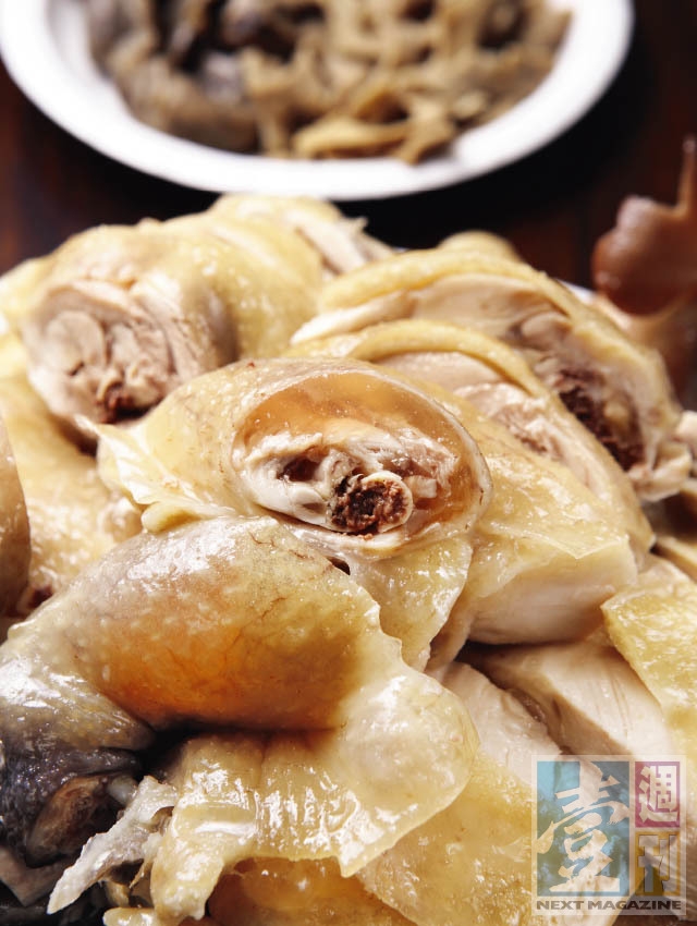 ▲「鹹水雞」入口肉凍爆汁，全憑老經驗和火侯功力。（550元／隻）